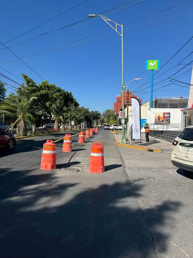INTERAPAS INICIA REHABILITACIÓN DE DRENAJE EN TRAMO DE AVENIDA VENUSTIANO CARRANZA, HAY REDUCCIÓN DE CARRIL EXTEME PRECAUCIONES.
