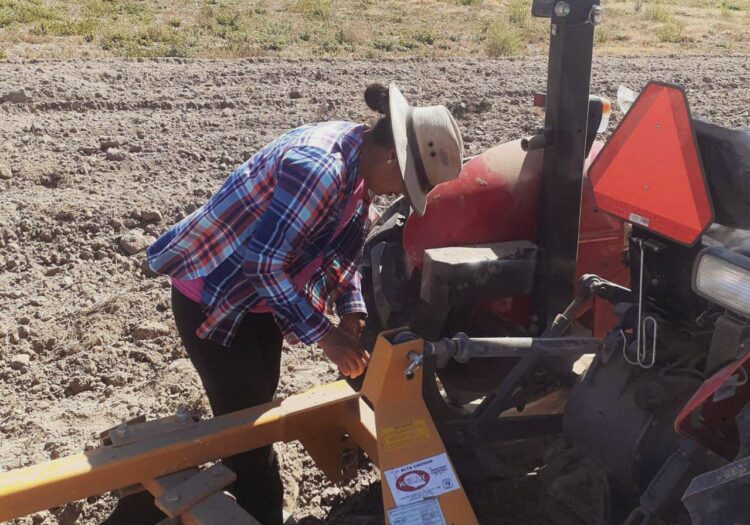 GOBIERNO MUNICIPAL FORTALECE A MUJERES PRODUCTORAS CON ENTREGA DE TRACTOR.