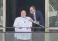 EL PAPA FRANCISCO SALUDA Y BENDICE A FIELES TRAS SU RECUPERACIÓN.