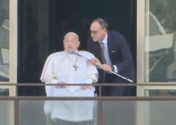 EL PAPA FRANCISCO SALUDA Y BENDICE A FIELES TRAS SU RECUPERACIÓN.
