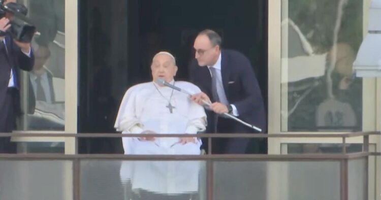 EL PAPA FRANCISCO SALUDA Y BENDICE A FIELES TRAS SU RECUPERACIÓN.