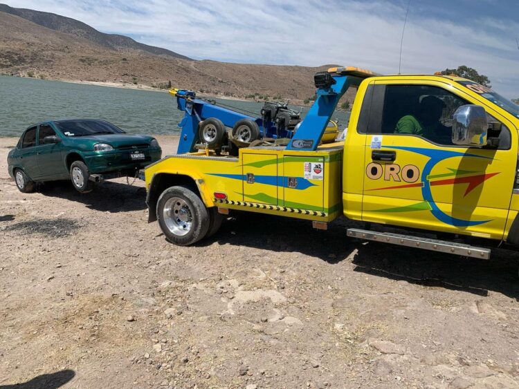 CAE AUTOMÓVIL A LA PRESA DE LA CAÑADA DEL LOBO, AFORTUNADAMENTE NO HAY VÍCTIMAS.