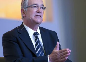 RICARDO SALINAS PREMIA LA MEJOR FOTO DE UNA JACARANDA