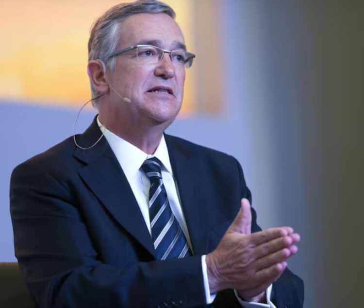 RICARDO SALINAS PREMIA LA MEJOR FOTO DE UNA JACARANDA