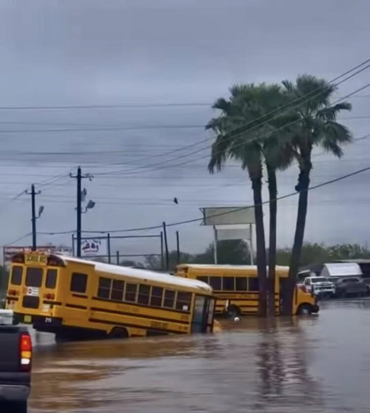 PARTE DE TAMAULIPAS Y EL VALLE DE TEXAS BAJO EL AGUA.