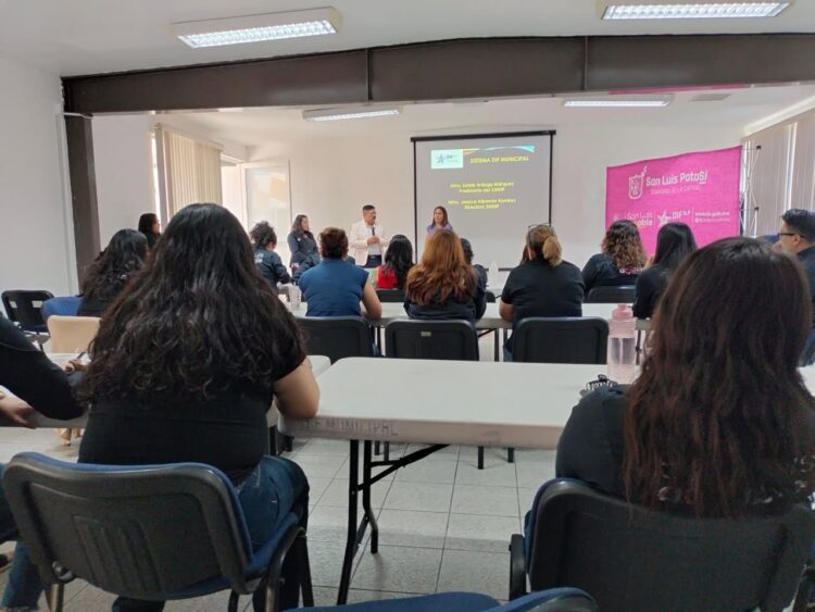 CAPACITAN A PERSONAL DEL DIF MUNICIPAL EN TEMAS DE SALUD MENTAL.