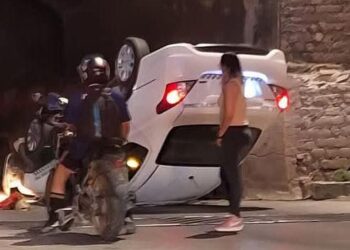 VOLCADURA DE TAXI EN RÍO SANTIAGO.