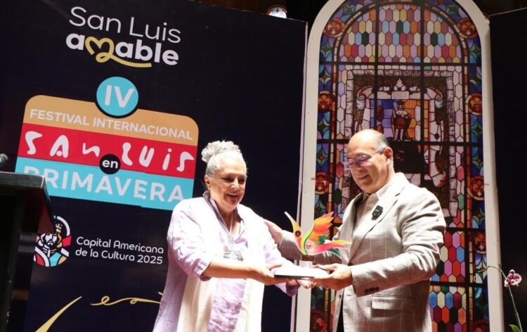 LA ESCRITORA MEXICANA LAURA ESQUIVEL, IMPARTIÓ EN SAN LUIS CAPITAL LA CONFERENCIA MAGISTRAL “MUJERES SEMILLA”.