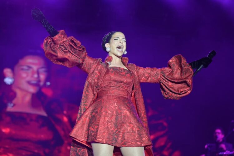 UNA REPLETA PLAZA DE FUNDADORES ESTALLÓ DE EMOCIÓN ANTE EL TALENTO DE NATALIA JIMÉNEZ