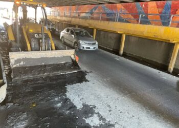 INTERAPAS RETIRA 70 TONELADAS DE BASURA Y LODO DEL PUENTE MANUEL J. OTHÓN.