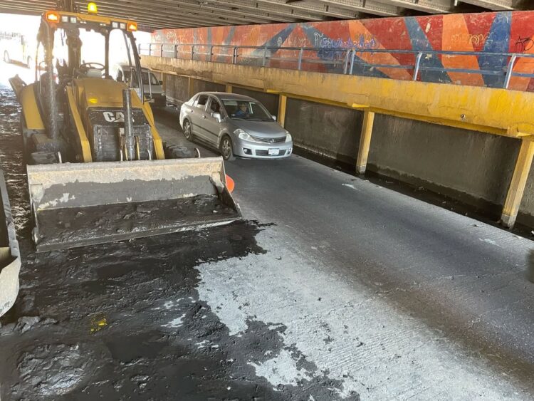 INTERAPAS RETIRA 70 TONELADAS DE BASURA Y LODO DEL PUENTE MANUEL J. OTHÓN.