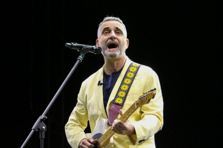 LA PLAZA DE FUNDADORES VUELVE VIBRAR DE EMOCIÓN, AHORA CON LA MÍTICA FUSIÓN DE RITMOS DE JORGE DREXLER DENTRO DEL FESTIVAL SAN LUIS EN PRIMAVERA.