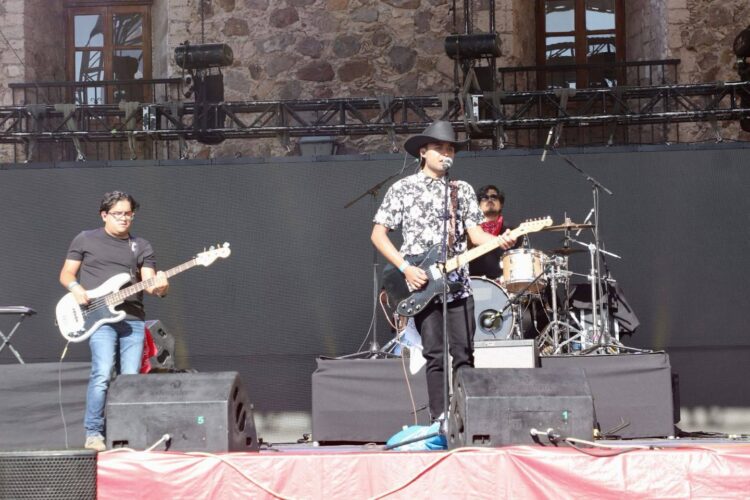 EL CORAZÓN MUSICAL DE SAN LUIS LATIÓ EN PLAZA ARANZAZÚ.