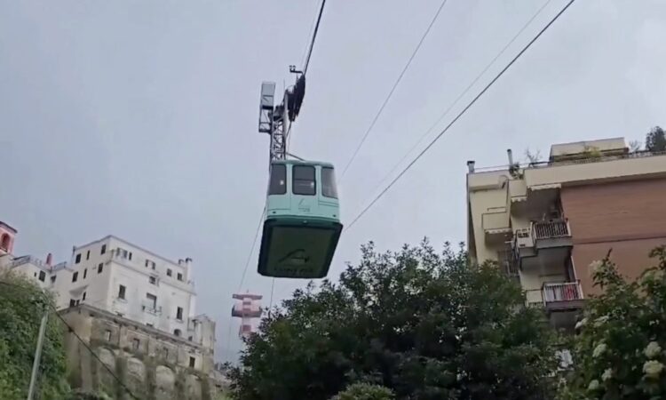 TRAGEDIA EN ITALIA: TELEFÉRICO SE DESPLOMA EN MONTE FAITO Y DEJA CUATRO MUERTOS.