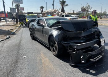 ROBAN AUTO, SE ACCIDENTAN, Y LUEGO ROBAN OTRO CARRO PARA CONTINUAR CON SU FUGA.