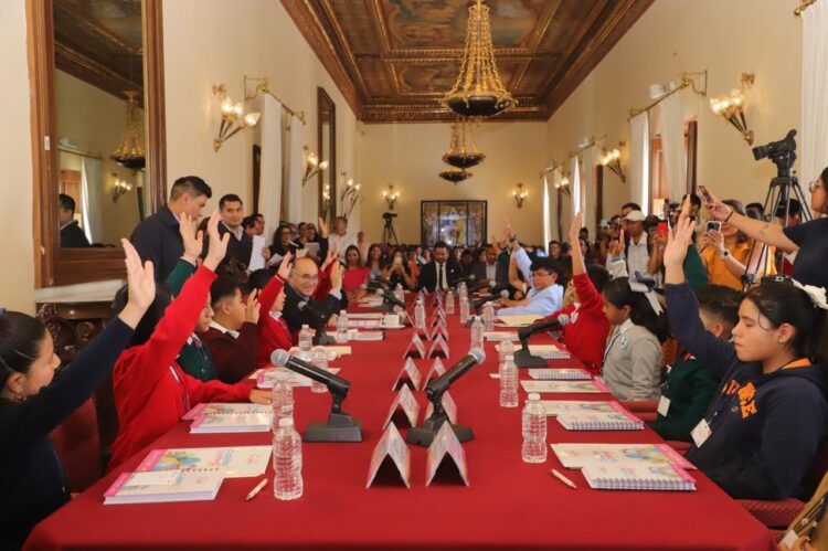 NIÑAS Y NIÑOS POTOSINOS TOMAN EL CABILDO Y PROPONEN UN SAN LUIS CON RESPETO, VALORES Y ESPACIOS DIGNOS.