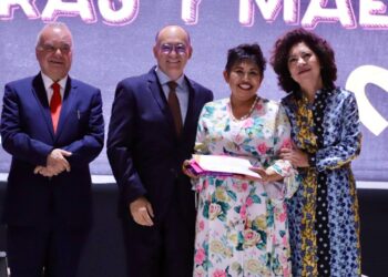 ENRIQUE GALINDO RECONOCE A DOCENTES MUNICIPALES EN SU DÍA.