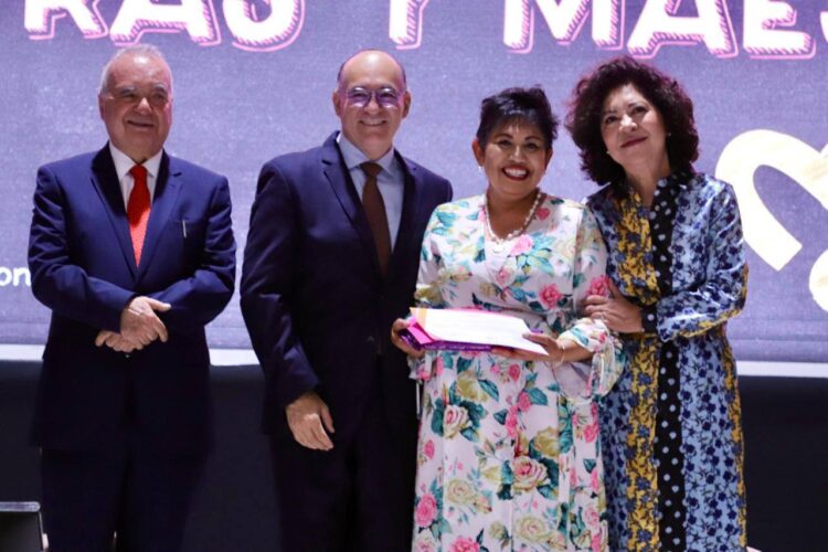 ENRIQUE GALINDO RECONOCE A DOCENTES MUNICIPALES EN SU DÍA.