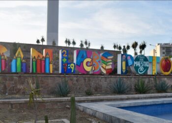 HOMENAJE A MAESTRAS Y MAESTROS EN LETRAS MONUMENTALES DE SLP.