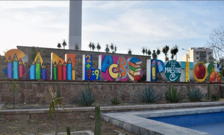 HOMENAJE A MAESTRAS Y MAESTROS EN LETRAS MONUMENTALES DE SLP.