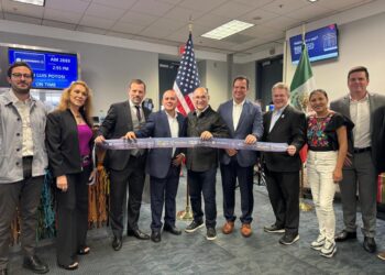 ALCALDE ENRIQUE GALINDO INAUGURA EL VUELO DE REGRESO DE ATLANTA A SLP.