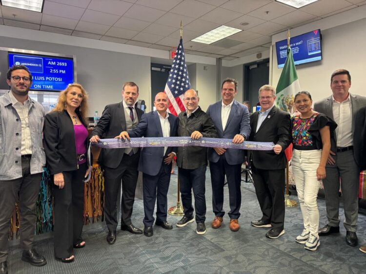 ALCALDE ENRIQUE GALINDO INAUGURA EL VUELO DE REGRESO DE ATLANTA A SLP.