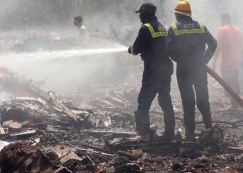 AVIÓN EN LA INDIA CON 242 PERSONAS SE ESTRELLA, ENCONTRARON A UN SOBREVIVIENTE.