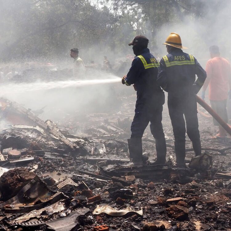 AVIÓN EN LA INDIA CON 242 PERSONAS SE ESTRELLA, ENCONTRARON A UN SOBREVIVIENTE.