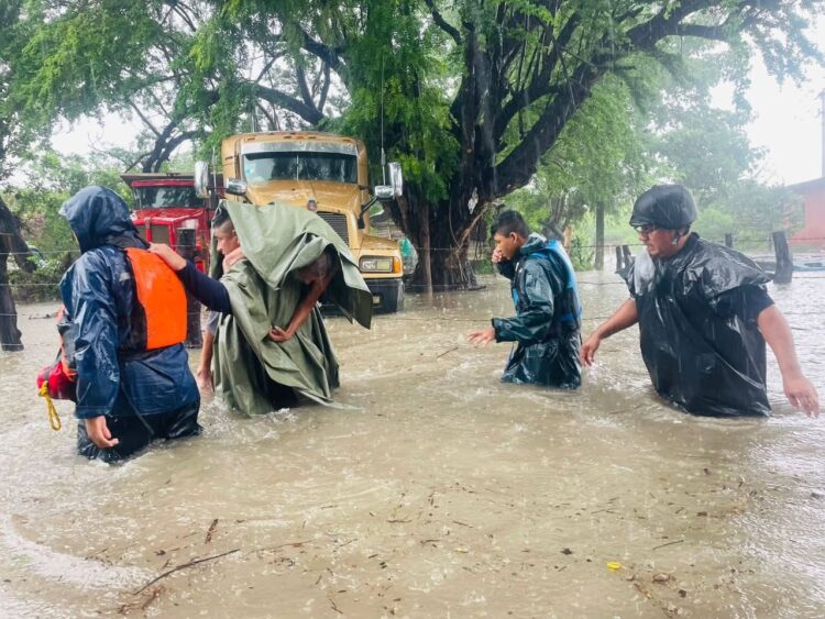 GUARDIA CIVIL ESTATAL BRINDA APOYO HUMANITARIO ANTE EL PASO DEL HURACÁN “ERICK” EN LA HUASTECA.