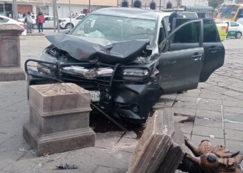 CONDUCTOR DE PLATAFORMA EBRIO CHOCA EN LA ALAMEDA Y DAÑA INFRAESTRUCTURA PÚBLICA.