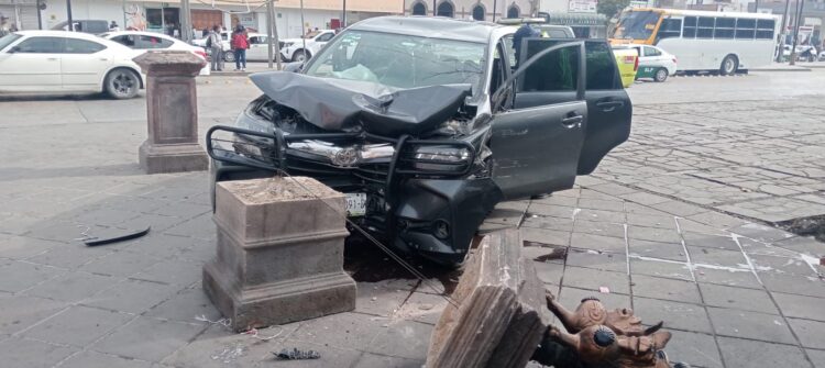 CONDUCTOR DE PLATAFORMA EBRIO CHOCA EN LA ALAMEDA Y DAÑA INFRAESTRUCTURA PÚBLICA.