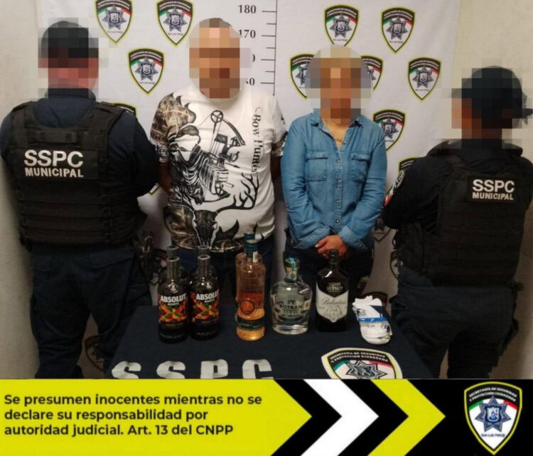 PAREJA ES DETENIDA POR ROBAR EN WALMART DE AVENIDA MUÑOZ.