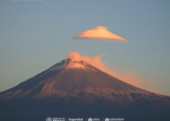 UNA NUBE “OVNI” SORPRENDE SOBRE EL POPOCATÉPETL.
