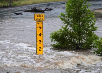 INUNDACIONES EN TEXAS DEJAN AL MENOS 13 MUERTOS Y CONTINÚAN LAS LABORES DE RESCATE
