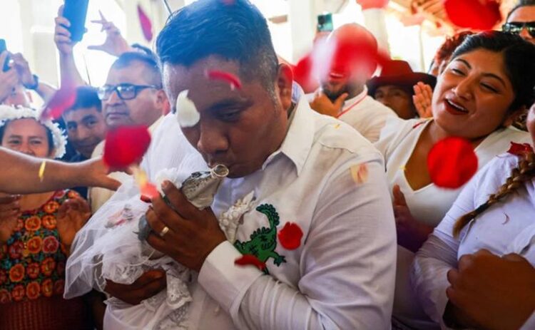 ALCALDE DE OAXACA SE UNE EN MATRIMONIO SIMBÓLICO CON UN CAIMÁN EN RITUAL ANCESTRAL.