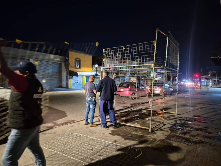 RETIRAN ESTRUCTURAS DE PUESTOS AMBULANTES POR NO CUMPLIR REGLAS.