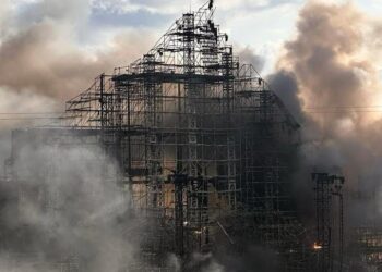 FUEGO EN EL ESCENARIO DE TOMORROWLAND 2025 GENERA DUDAS SOBRE EL FESTIVAL.