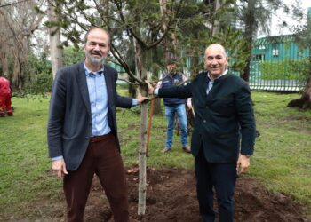JUAN VILLORO Y EL ALCALDE GALINDO DEJAN HUELLA EN PARQUE DE MORALES.