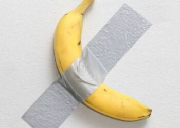 ¡SE COME UNA OBRA DE ARTE! VISITANTE DEVORA BANANA MILLONARIA EN MUSEO FRANCÉS.