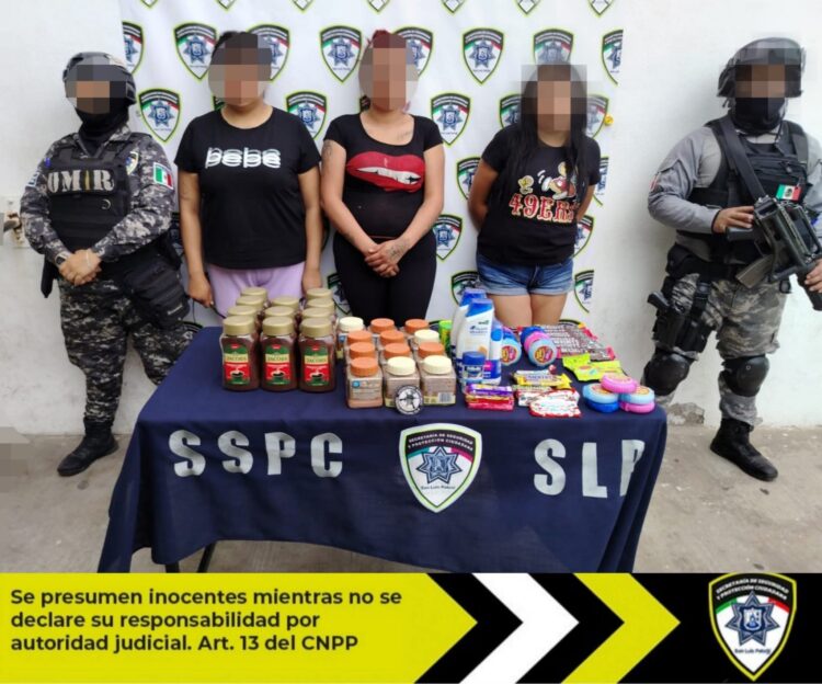 ¡CAEN TRES MUJERES POR ROBO A TIENDA EN LA TERCERA CHICA!