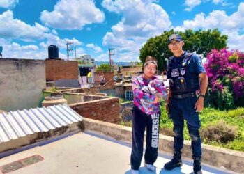 ¡RESCATAN A GATITA ATRAPADA EN MALEZA DEL BARRIO SAN SEBASTIÁN!