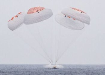 CUATRO ASTRONAUTAS REGRESAN A CASA TRAS UNA AVENTURA ESPACIAL DE CINCO MESES.