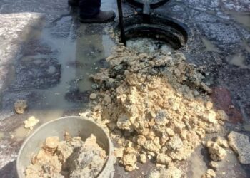 INTERAPAS RETIRA 150 KILOS DE GRASA DEL DRENAJE EN EL CENTRO HISTÓRICO.