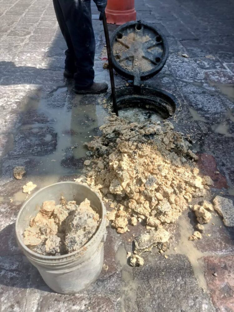 INTERAPAS RETIRA 150 KILOS DE GRASA DEL DRENAJE EN EL CENTRO HISTÓRICO.