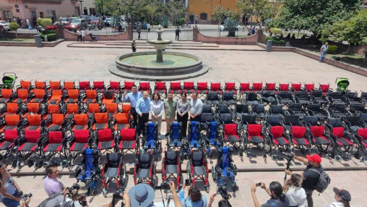 ENTREGA MASIVA DE SILLAS DE RUEDAS Y BASTONES.