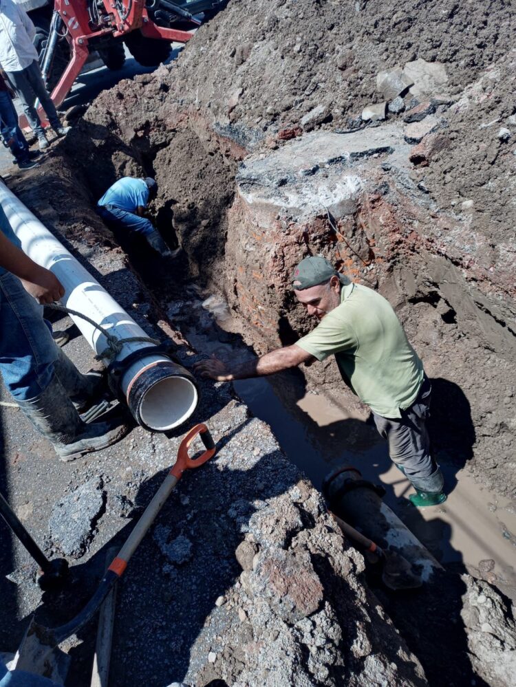 INTERAPAS REPARA FUGA EN MORALES SAUCITO Y MEJORA EL SUMINISTRO DE AGUA EN DOS COLONIAS.