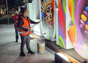 LETRAS MONUMENTALES DEL ASTA BANDERA SE VISTEN DE VERDE, BLANCO Y ROJO.