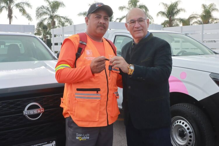 ALCALDE GALINDO ENTREGA VEHÍCULOS, UNIFORMES Y ESTÍMULOS AL PERSONAL OPERATIVO.