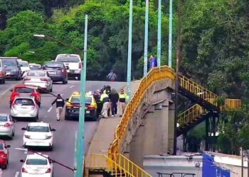POLICÍA VIAL SALVA A JOVEN DE 19 AÑOS EN PUENTE DE AVENIDA UNIVERSIDAD.