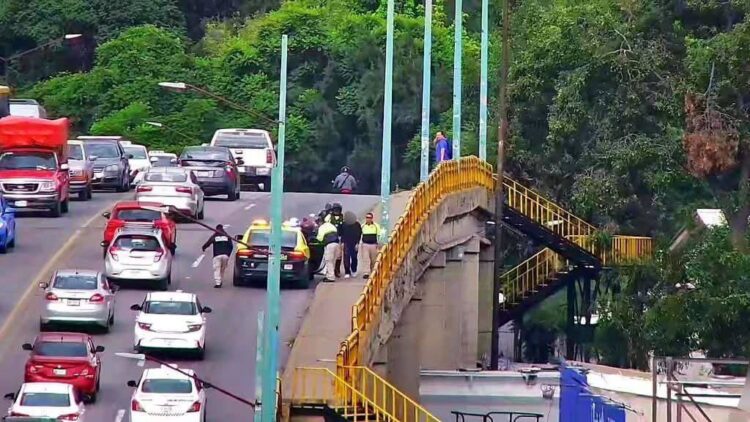 POLICÍA VIAL SALVA A JOVEN DE 19 AÑOS EN PUENTE DE AVENIDA UNIVERSIDAD.